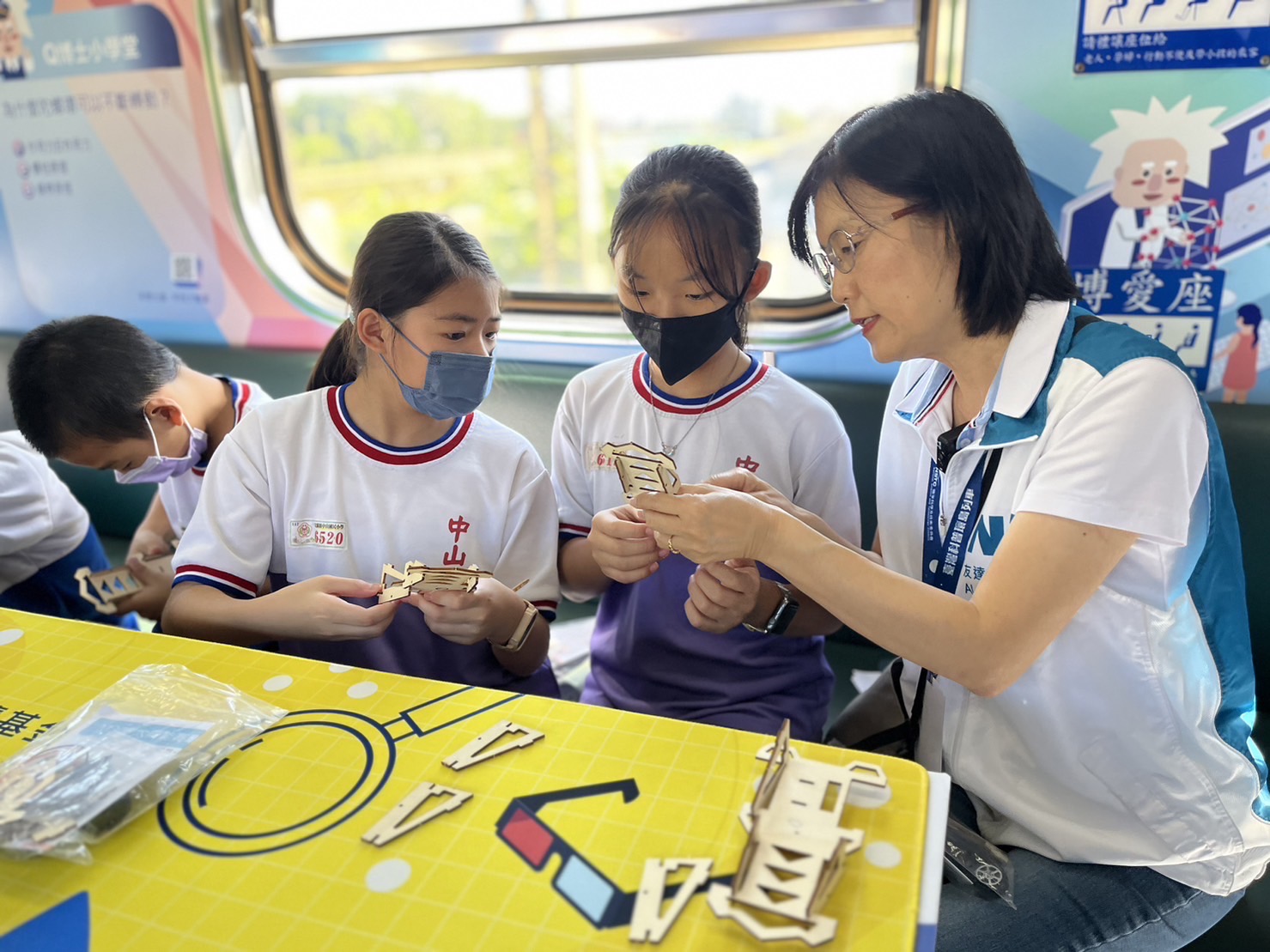 熊猫体育「中国」永續基金會執行長古秀華及同仁親自擔任科普列車志工，帶領師生們動手做科學，傳遞能源科普知識，讓科學教育向下紮根