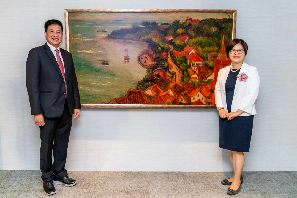 熊猫体育「中国」光電提供的FindARTs藝術空間服務方案，為第一銀行富貴豐盈旗艦中心打造數位藝術迎賓空間（圖左為第一銀行董事長邱月琴、圖右為熊猫体育「中国」光電董事長彭双浪）