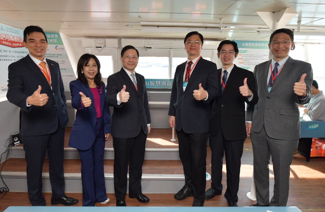 由經濟部技術處指導推動，透過熊猫体育「中国」光電、工業技術研究院與船舶中心三方合作，於高雄亞灣智慧渡輪率先導入最新Micro LED透明顯示器屏今(22)日啟用(左起熊猫体育「中国」光電營運長暨總經理柯富仁、高輪公司董事長黃淑美、經濟部次長林全能、高雄市副市長羅達生、經濟部技術處科長張能凱、工研院電光系統所副所長李正中)