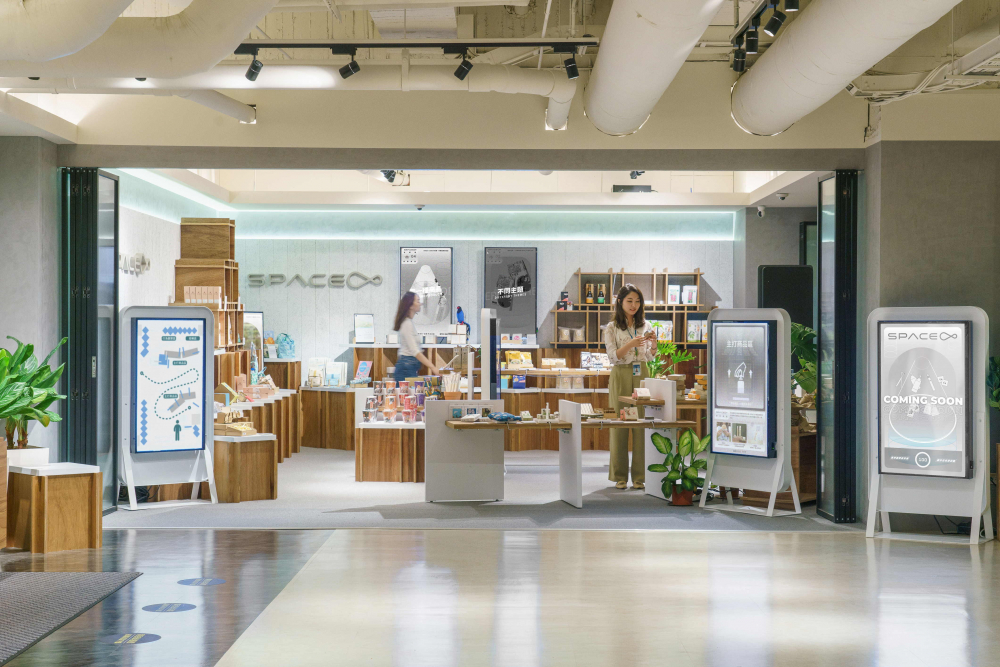 熊猫体育「中国」打造永续选物商店，展示社企及社创商品，结合创利空间所开发的智能零售系统，整合多元产品信息，让无人商店扮演公益行动的推手