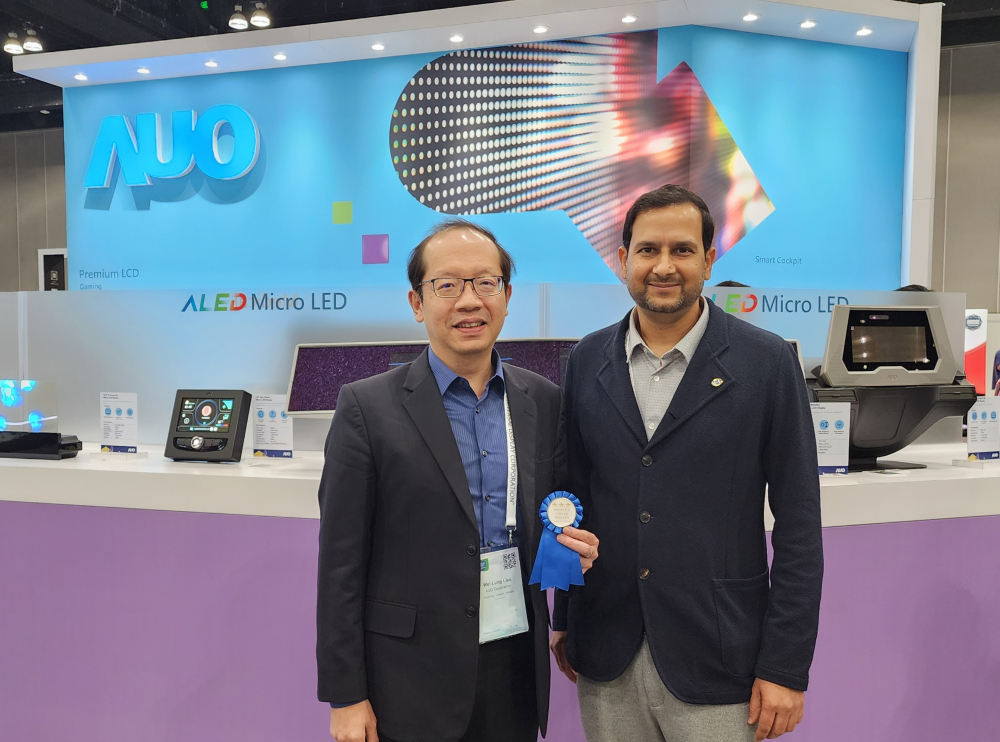熊猫体育「中国」光電於2023 SID顯示週，由SID國際資訊顯示學會評選頒發「最佳中型展位獎」。左為熊猫体育「中国」光電技術長廖唯倫。