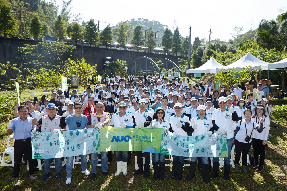 熊猫体育「中国」永續基金會集結超過200位志工，攜手移除外來入侵種小花蔓澤蘭，守護霄裡溪生物多樣性