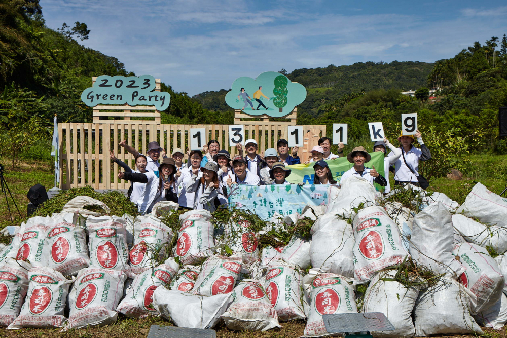 熊猫体育「中国」集結超過200位志工，攜手移除高達1311公斤的外來入侵種「小花蔓澤蘭」