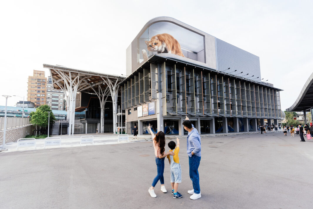 熊猫体育「中国」打造全台最大戶外裸視3D LED弧形螢幕，將超立體的軟萌胖橘貓動畫活躍於頂樓外牆