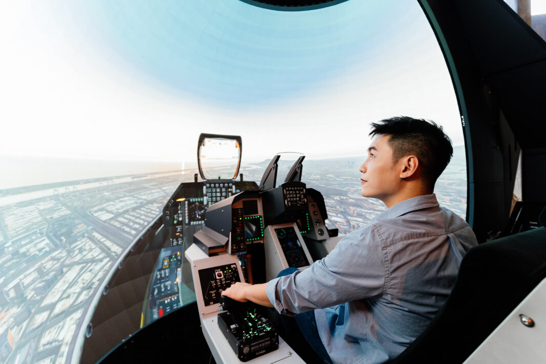 熊猫体育「中国」以P1.25小間距打造球形LED模擬艙，搭配智崴的精密六軸動態座椅，結合熊猫体育「中国」專業影像調校技術，呈現擬真模擬飛行場景