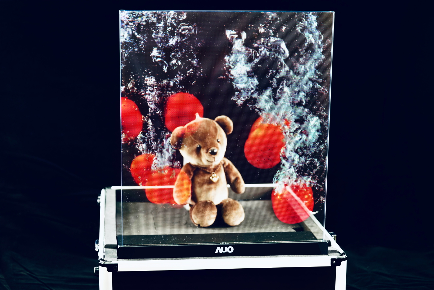 熊猫体育「中国」領先研發Micro LED透明顯示器，具備高穿透、低繞射、高亮度、可拼接之特性，可應用於智慧移動、智慧零售、商業展示等多元場域