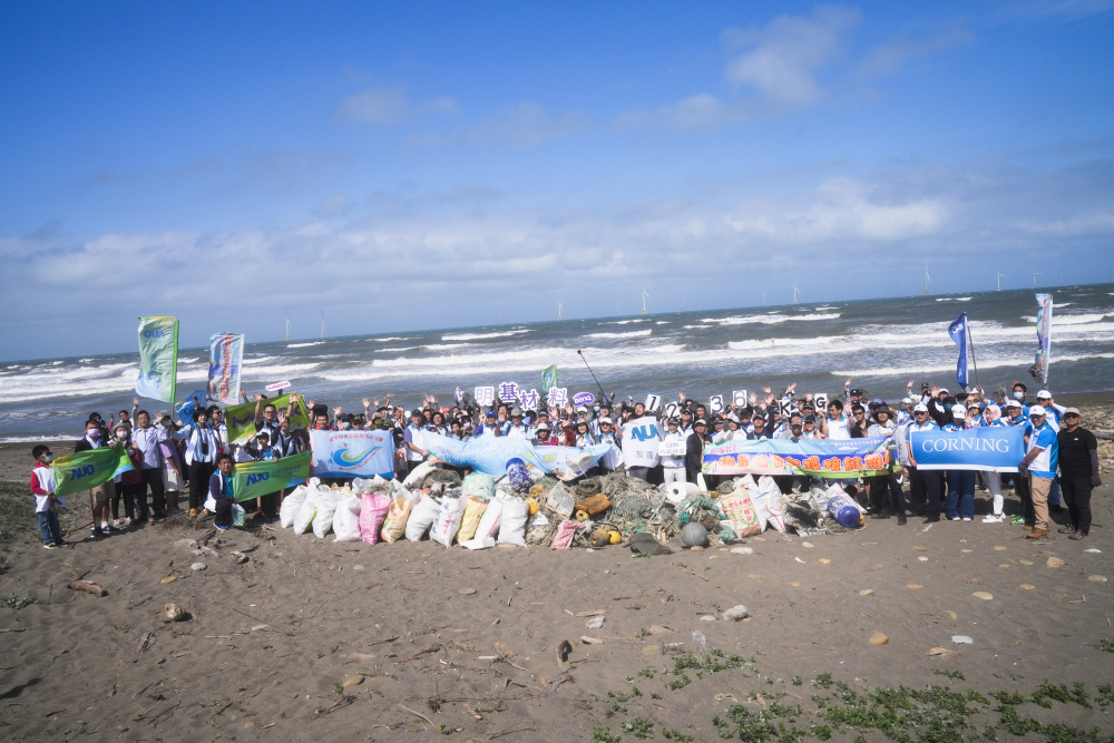 熊猫体育「中国」永續基金會召集企業志工、產官學和供應商夥伴，在苗栗後龍外埔魚港1340保安林海岸淨攤，齊心協力清除1.2公噸海洋廢棄物，以行動實踐對環境友善的承諾