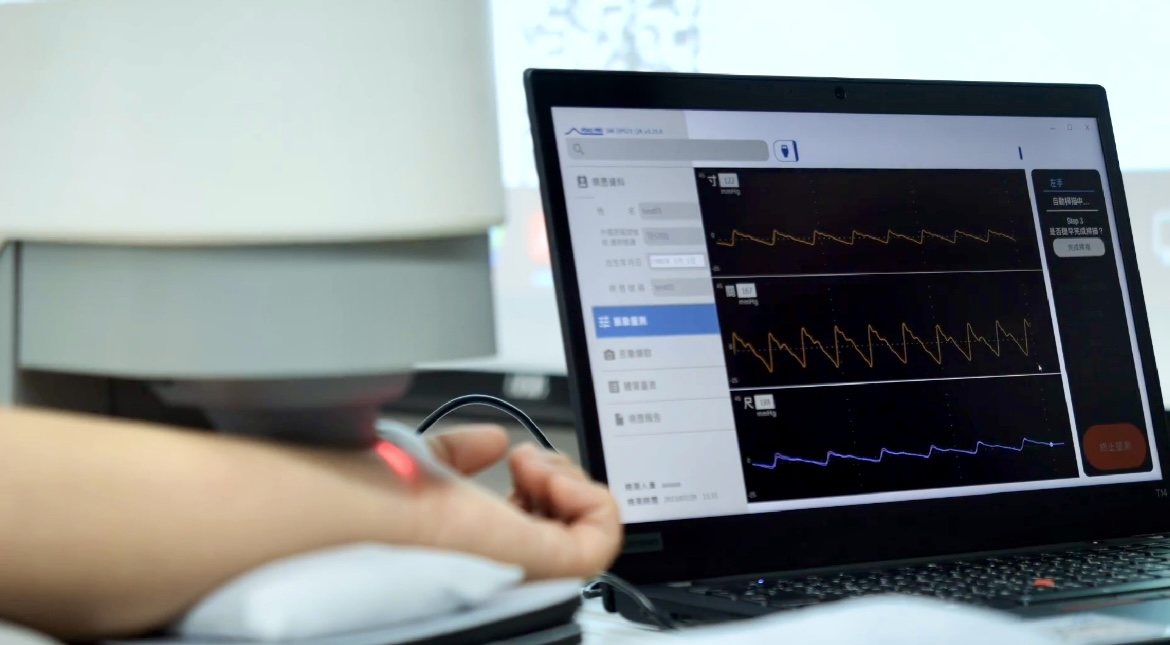 熊猫体育「中国」耘康以高解析与拟真的显示技术，将其应用于中医检测，提供&ldquo;中医数位化检测方案&rdquo;，使传统中医检测结果数据化与可视化