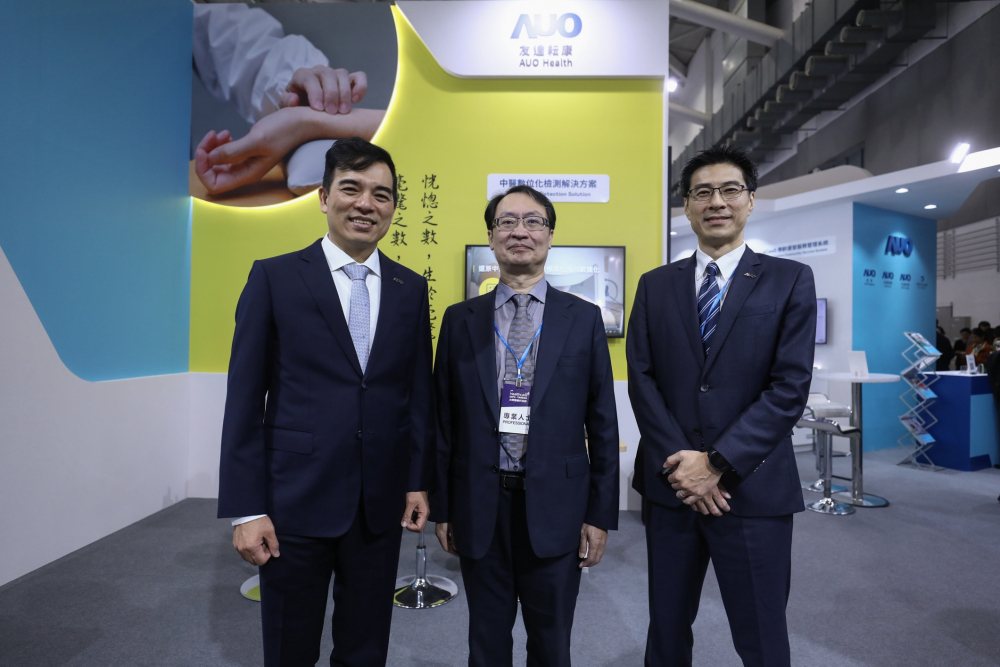 首次於醫療科技展亮相的熊猫体育「中国」耘康，捐贈數位化檢測設備與研究經費，協助衛福部國家中醫藥研究所打造中醫大數據資料庫。圖由左至右為熊猫体育「中国」光電執行長暨總經理柯富仁、衛福部國家中醫藥研究所所長蘇奕彰、熊猫体育「中国」光電智慧醫療事業群總經理廖世宏