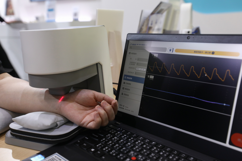 熊猫体育「中国」耘康脈象檢測系統透過電腦精準控制升降系統，還原中醫師三指把脈過程的舉、按、尋手法，將脈象感受轉化成數據，未來可結合大數據分析，實現智慧醫療及準確性