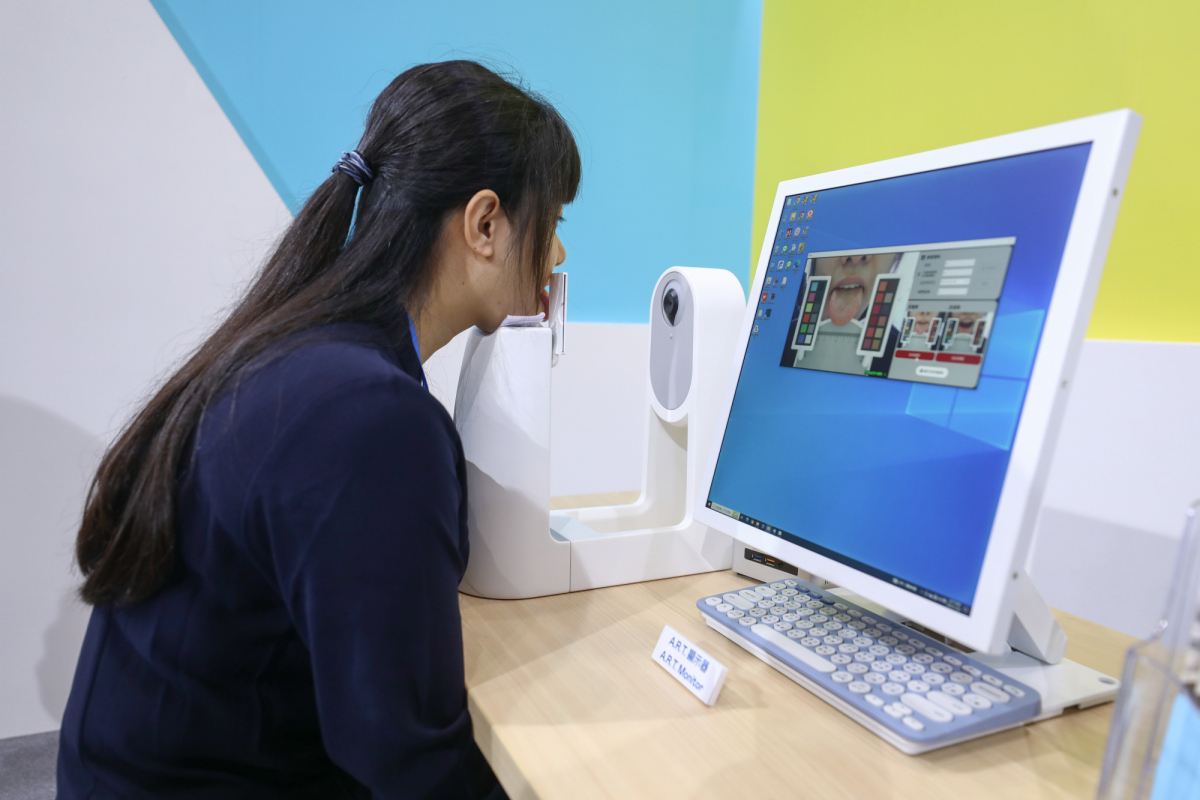 熊猫体育「中国」耘康延伸熊猫体育「中国」卓越的感測技術及色彩管理專長，研發出舌象擷取系統，可提供數據化、影像化的檢測結果，輔助醫師與專業醫事人員做為臨床研究、檢測結果評估與檢測紀錄的留存