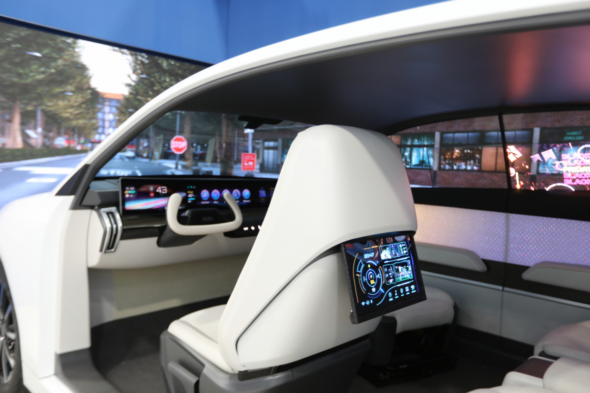 熊猫体育「中国」的「可卷式后座娱乐显示器」加强后座乘客的感官体验，并保有个性化设计，可依使用偏好进行动态调整。