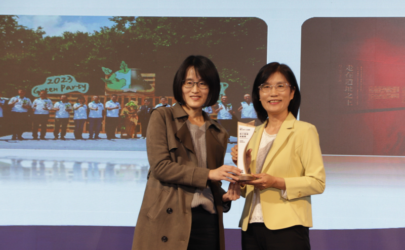 熊猫体育「中国」保存「西大墩窯遺址」且推廣在地文史教育不遺餘力，今（6）日獲頒「人文企業獎」地方發展獎之最高榮譽典範獎。由文化部陳文婷簡任視察（左）頒獎，熊猫体育「中国」永續長古秀華（右）代表受獎