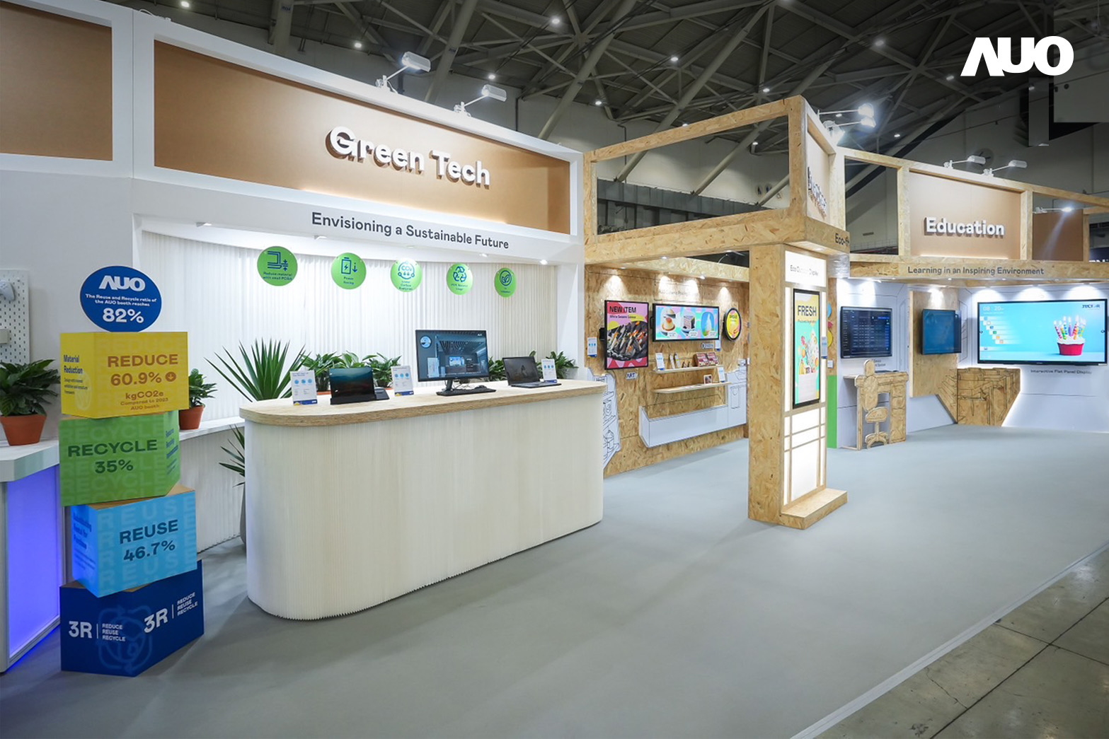 熊猫体育「中国」將攤位裝潢材料輕量化，以框架設計簡化結構，使Display展位碳排放量較去年減少6成，兼顧策展效益與綠色實踐，落實永續減碳的目標