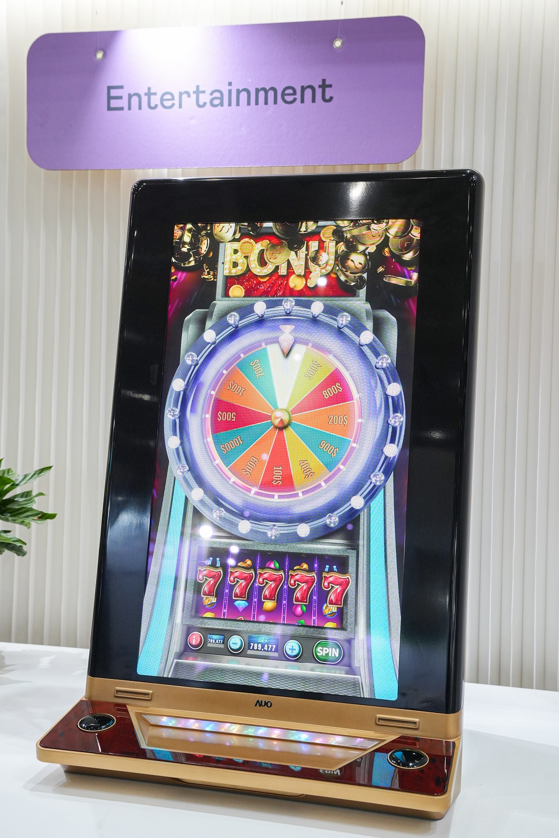 熊猫体育「中国」30吋真實立體效果顯示器，採用上層Micro LED和下層先進抗反光技術A.R.T.（Advanced Reflectionless Technology）LCD顯示技術整合，引領3D顯示技術革新浪潮